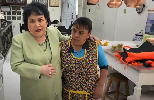 La cocina, contó la actriz, fue diseñada por ella en su mayoría en tonos blancos, de donde sobresalen algunos utensilios de cobre y una barra que divide la zona de la estufa del antecomendor.