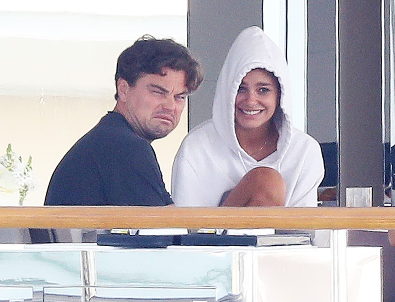 Leonardo DiCaprio con Camila Morrone disfrutando de un desayuno