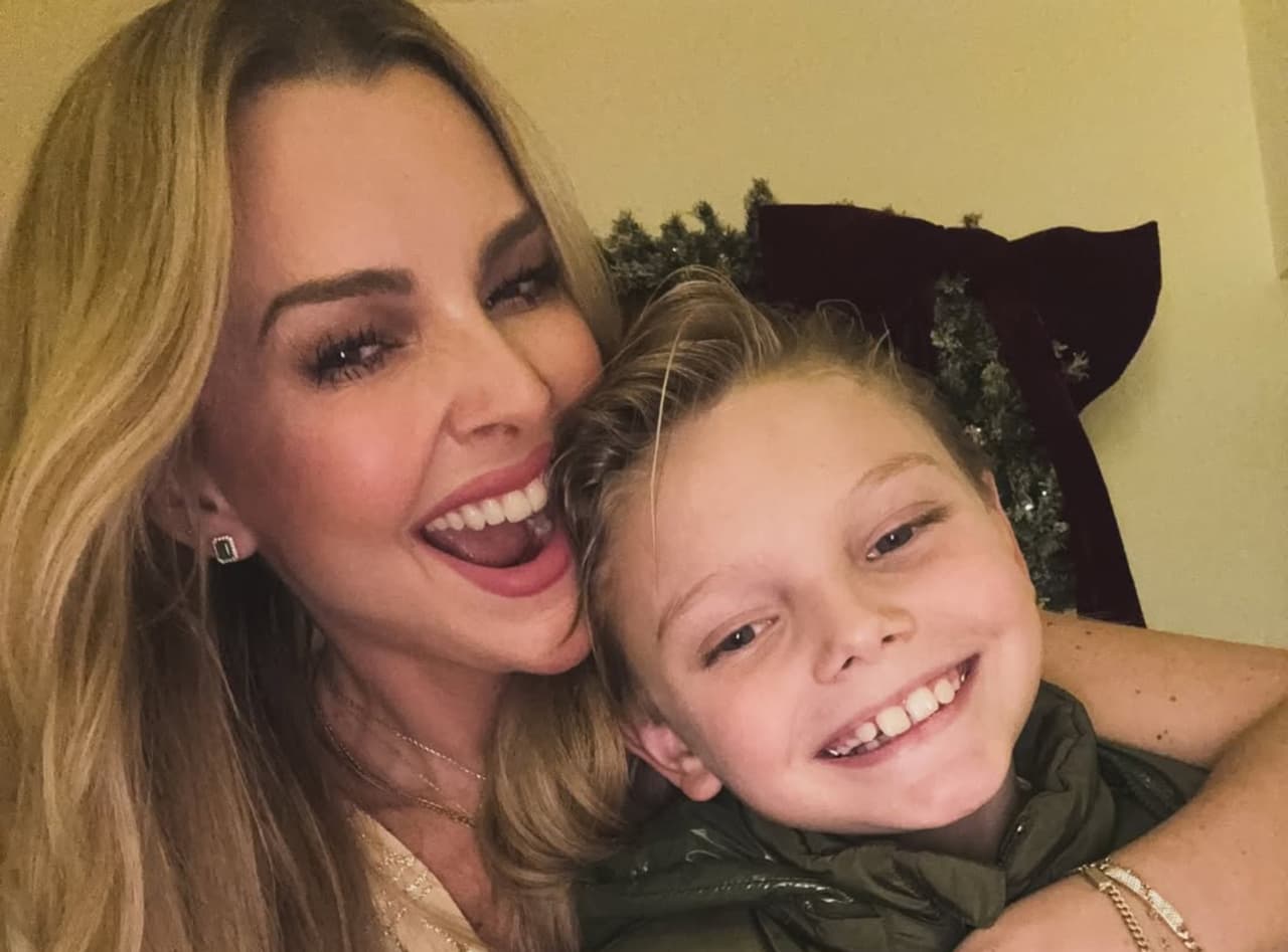 Marjorie de Sousa y su hijo Matías.
