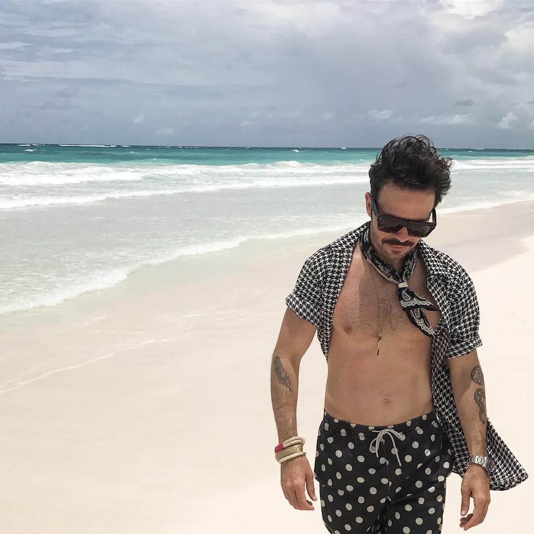 Es actor y diseñador de modas.