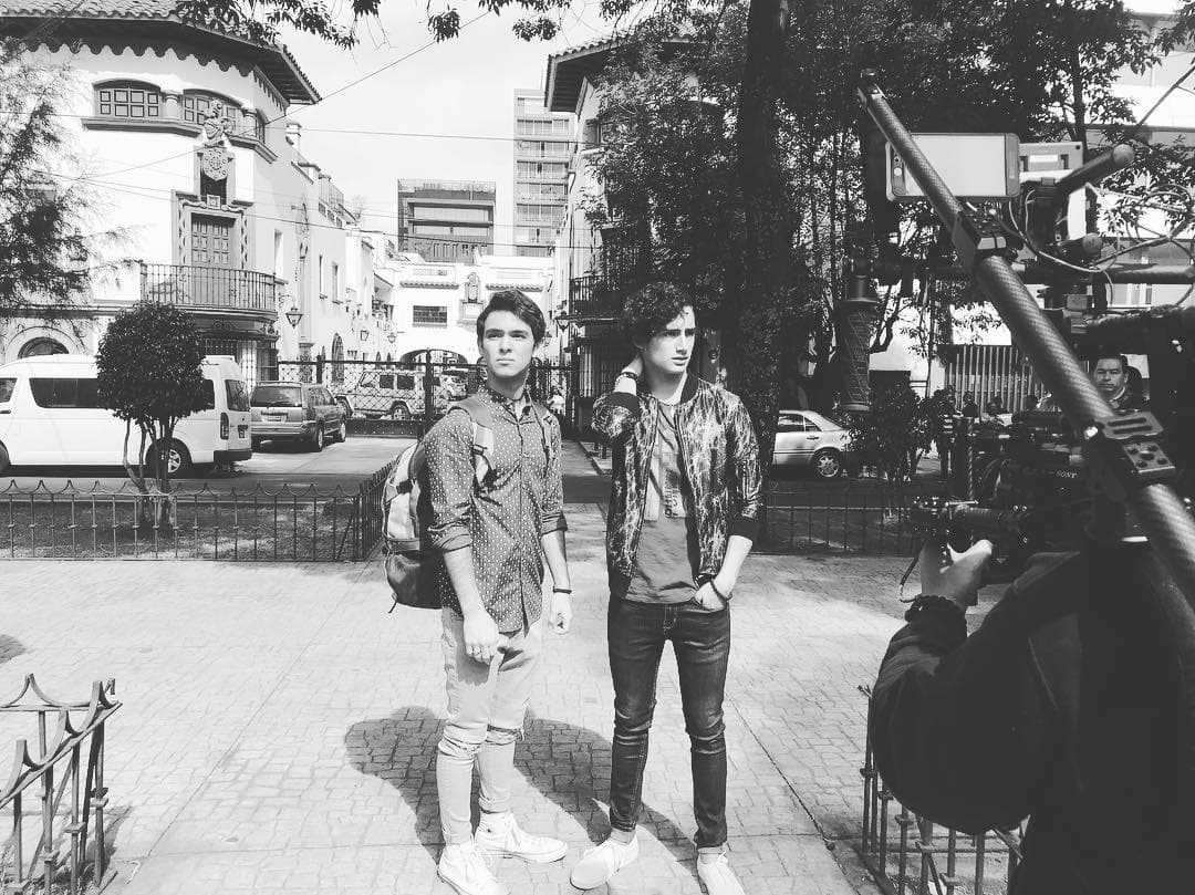 Este fin de semana iniciaron las grabaciones de ArisTemo, la serie, misma que será protagonizada por Emilio Osorio y Joaquín Bondoni.