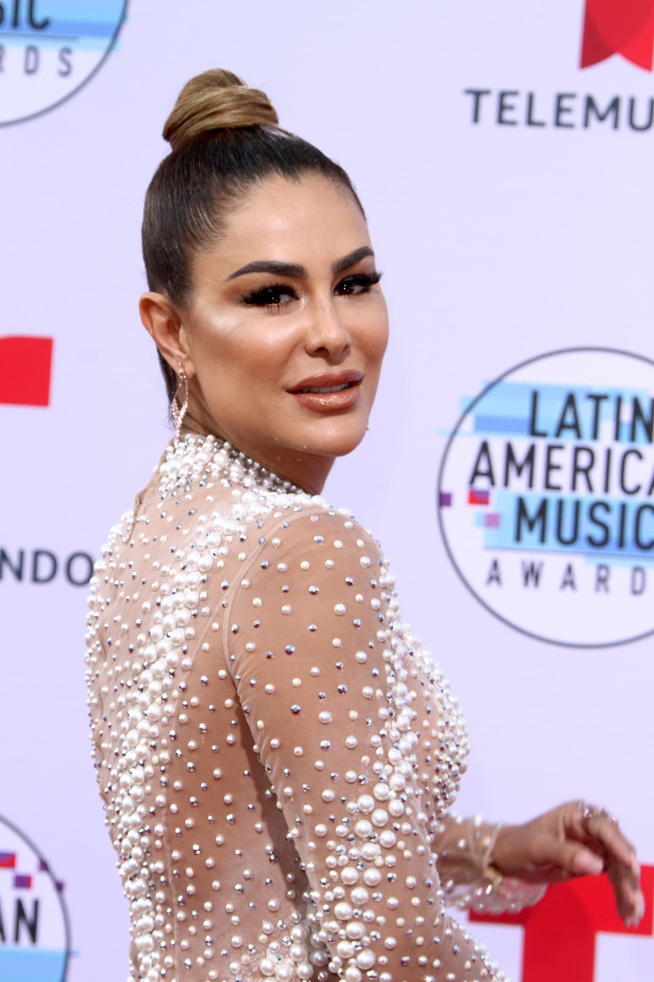 Ninel Conde muestra que salió negativa a prueba de COVID-19 para poder ver a su hijo