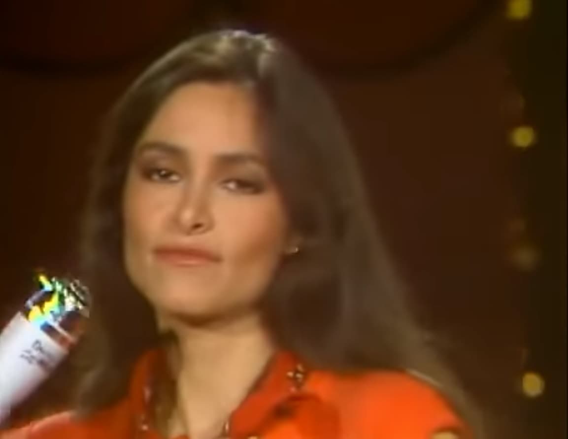 En 1983 lanzó su primer álbum ‘Daniela Romo’ del que se desprenden éxitos como ‘Mentiras’, ‘Celos’, ‘La ocasión para amarnos’ y ‘Pobre secretaria’.