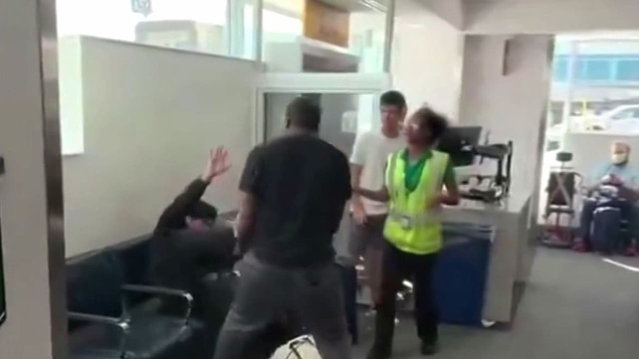 Captan violento altercado entre pasajeros en un aeropuerto de Colorado