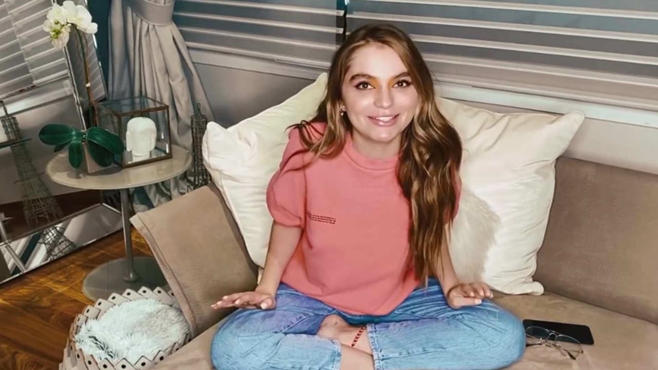 Sofía Castro se estrena como Youtuber revelando algunos secretos