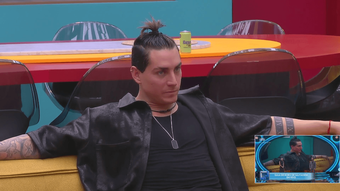 Agustín con la camisa negra que le dio Gala Montes