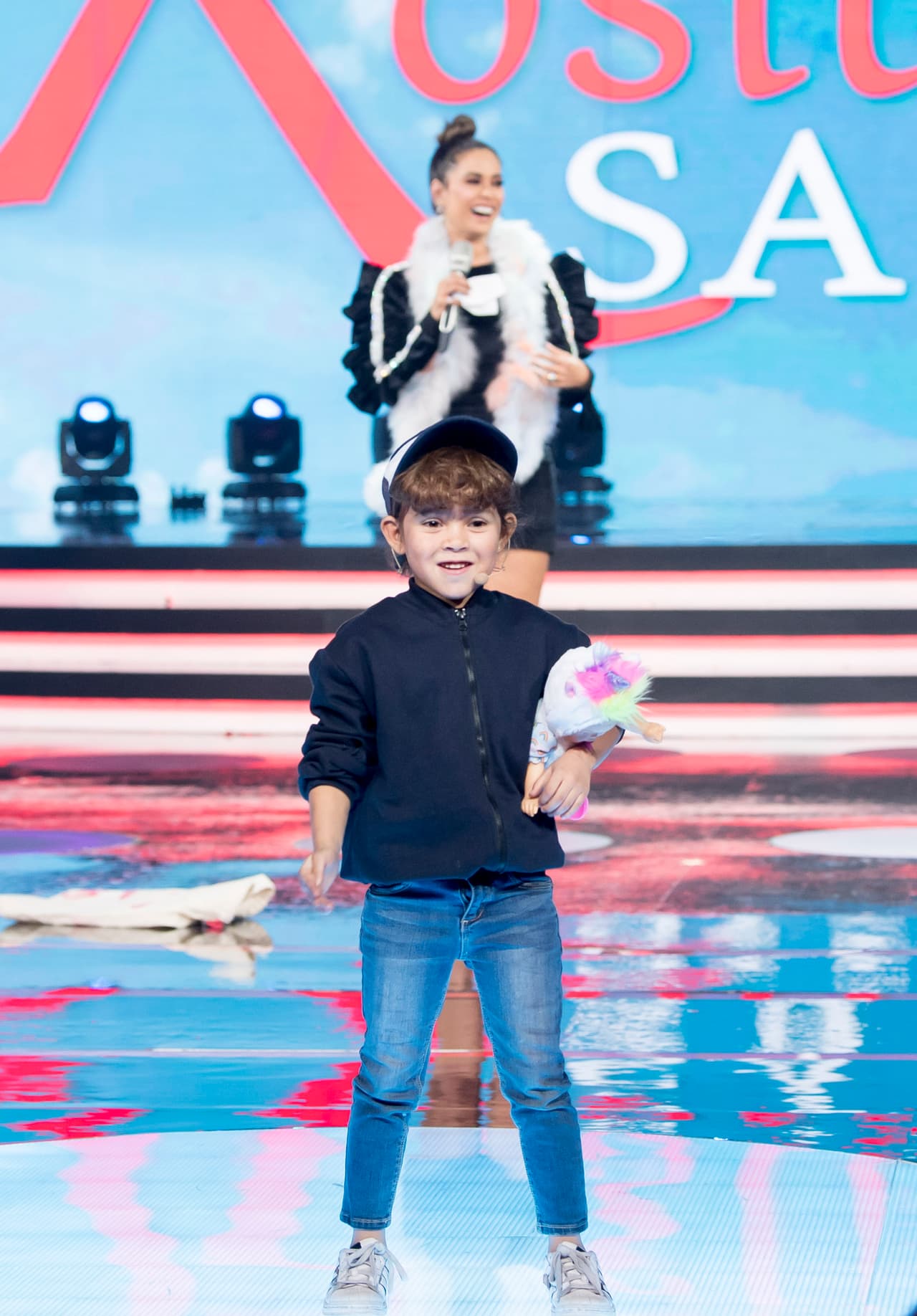 Danna cautivó al público con su papel de “Rosita salvaje”, personaje icónico de Verónica Castro. En este sketch, Danna compartió el escenario con Galilea Montijo y mini Albertano.