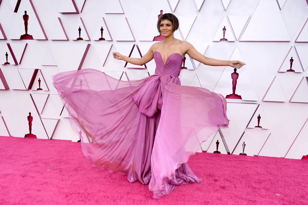 Halle Berry robó miradas a su paso por la alfombra roja por su drástico cambio de look, pues lució un corte bob. Además, portó un precioso vestido Dolce&Gabbana color rosa.