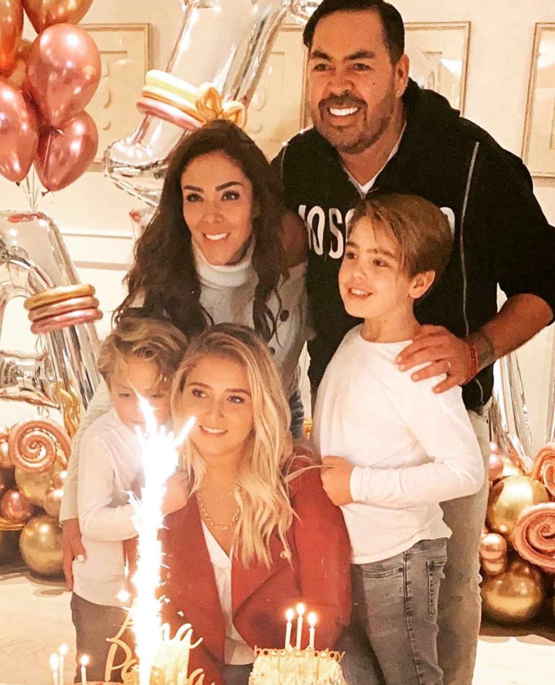 Con una gran celebración, Ana Paula, sobrina de Anahí, celebró sus 17 años, en compañía de su mamá, la también actriz Marichelo Puente, Jorge D'Alessio, esposo de su madre, y sus dos hermanos menores: Santiago y Patricio.