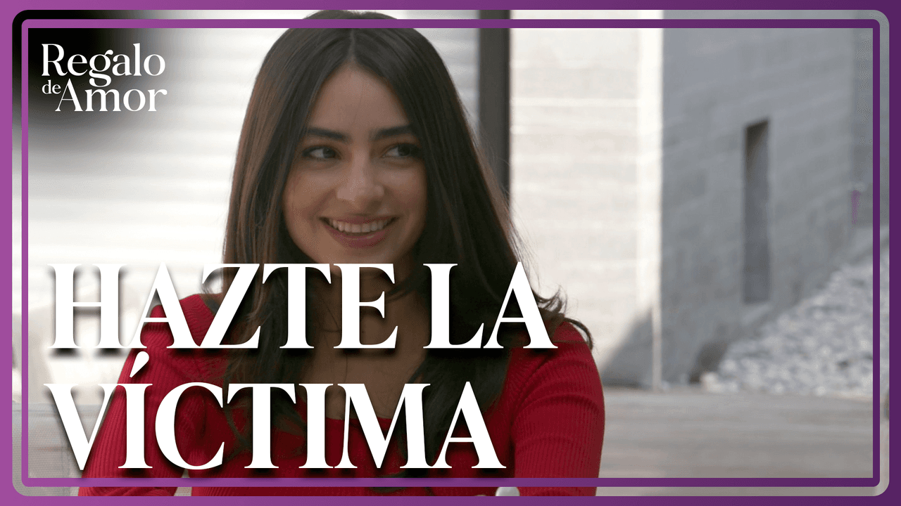 Úrsula le aconseja a Fedra que se haga la víctima