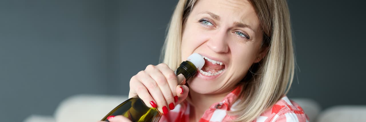 Cuatro maneras de abrir una botella de vino cuando no tienes sacacorchos