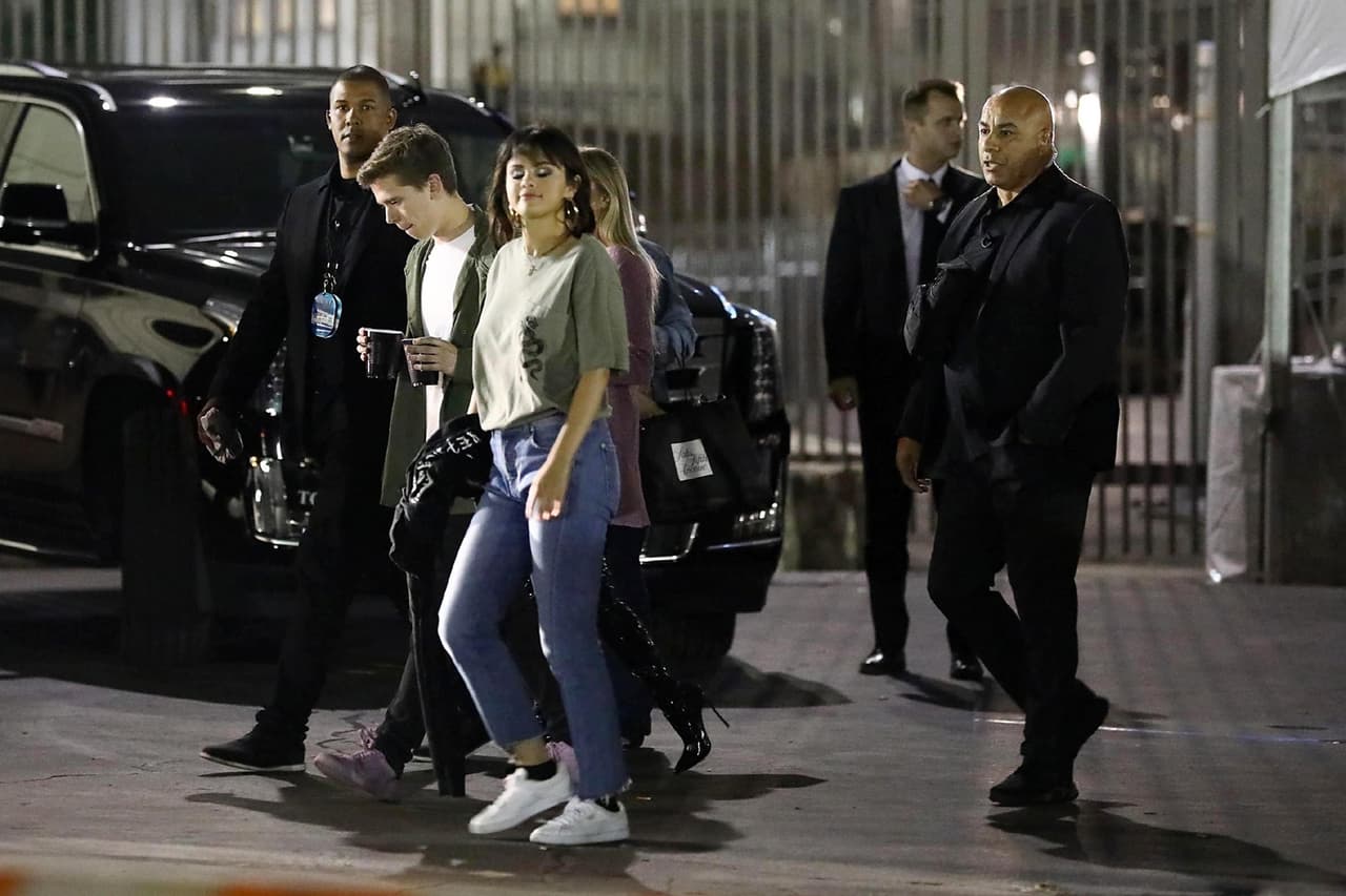 Los paparazzi captaron a Selena Gomez en compañía de un misterioso hombre (FOTO: The Grosby Group)