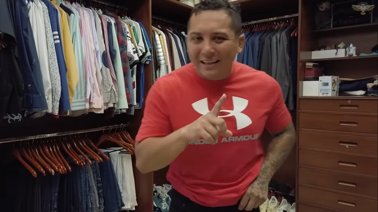 Cada uno por separado ha mostrado sus lujosos closets. El vocalista de La Trakalosa de Monterrey presumió sus camisas, sacos y pantalones que tiene.