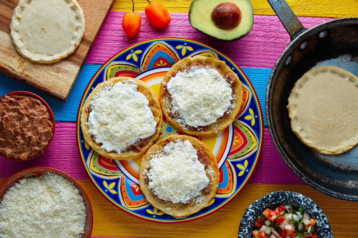 Pero el pozole no es el único platillo típico que cobra relevancia en estas fechas, también toda clase de antojitos mexicanos e incluso los chiles en nogada.