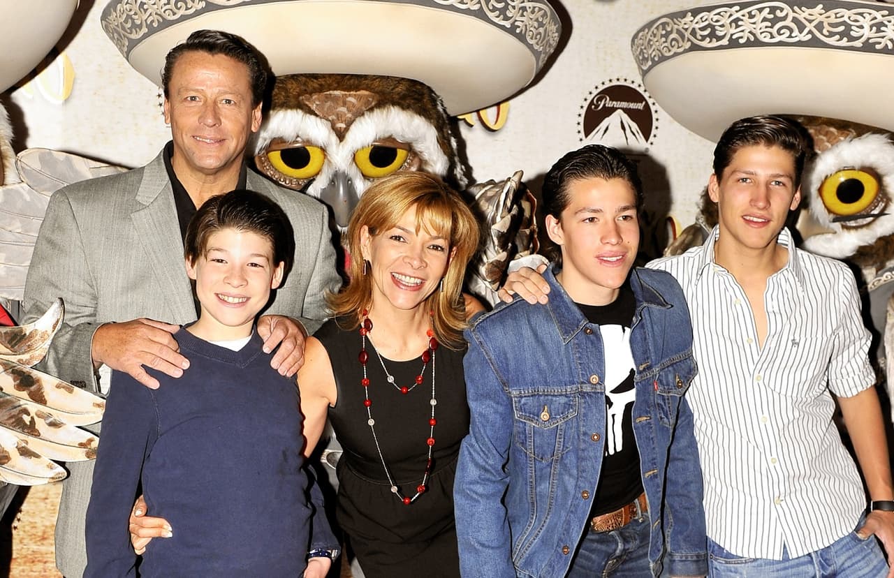 Todo comenzó cuando Alfredo Adame y Mary Paz Banquells se divorciaron en 2018 tras 25 años de divorcio. De su amor tuvieron tres hijos Sebastián, Diego y Alejandro.