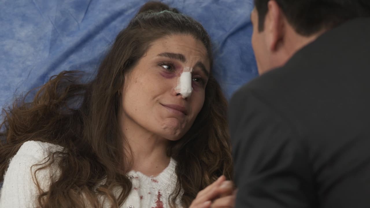Pero como Arturo la golpea, Armando la visita en el hospital y le jura que él terminará con el chantaje.