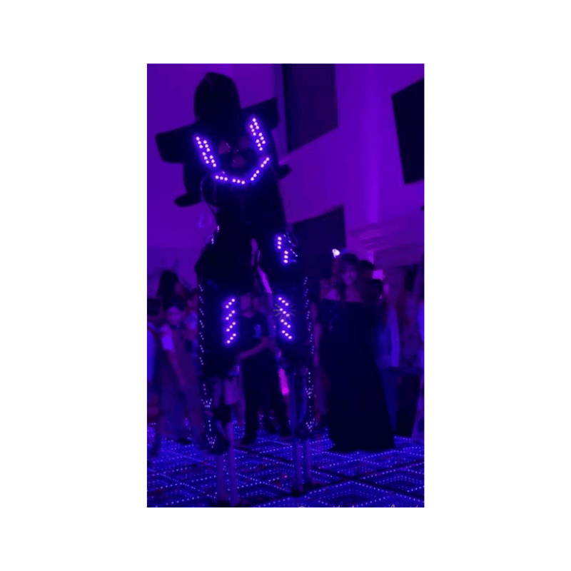 Un robot bailador estuvo en la brillante pista acompañando a Lupita Karizma y a sus invitados.