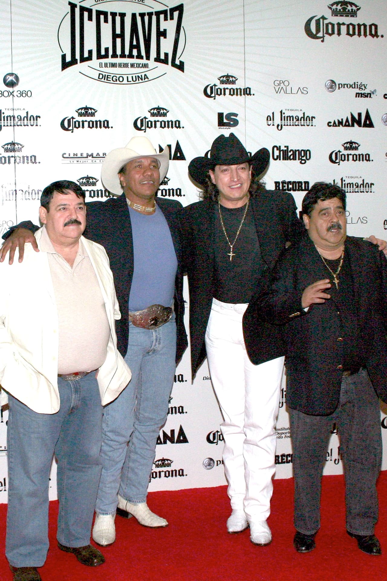 Bronco es un grupo originario de Apodaca, Nuevo León. Fue formado en 1979 y, aunque se desintegró en 1996, retomaron sus actividades en 2003. Lupe Esparza, Choche Villarreal, Javier Villarreal, Erick Garza y Ramiro Delgado son los integrantes originales de la agrupación.