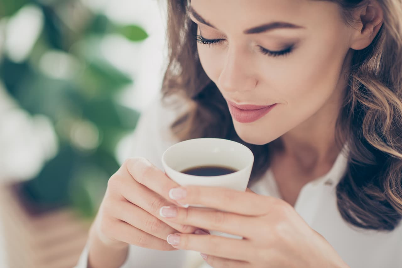 Café. El extracto de este alimento es capaz de inhibir la bacteria que causa la halitosis.