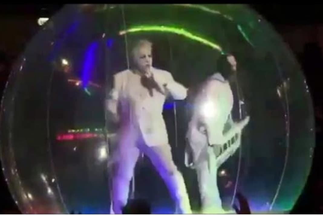 El músico continúa presentándose en vivo frente a miles personas en Rusia durante la pandemia global del coronavirus, shows en los que Lindermann se encerró en una burbuja junto a al músico Peter Tagtgren, como parte de su espectáculo, el cual en poco tiempo se convirtió en el centro de atención del público que bromeó diciendo que el cantante se aisló para protegerse del COVID-19.
<br>En realidad 
<b>Till Lindemann</b> estuvo fuera de la burbuja durante la mayor parte del concierto, las redes sociales no pudieron evitar caer en comentarios que aseguraban que el intérprete se había encerrado para no contagiarse.