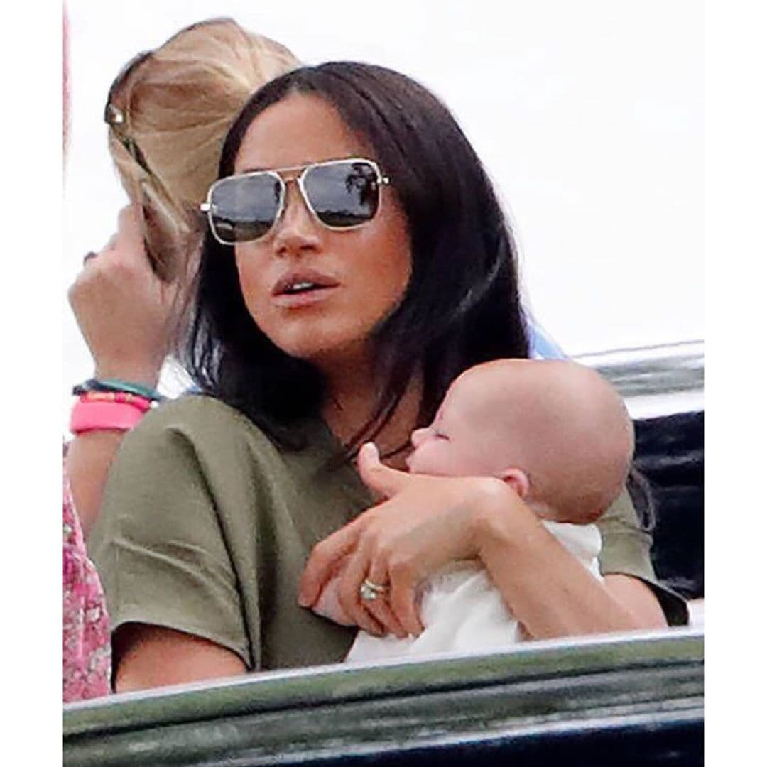 La duquesa de Sussex, Meghan Markle, asistió a la copa King Power Royal Charity Polo Day para apoyar a su esposo, el príncipe Harry, con su hijo Archie, llamando la atención por la manera en la que lo cargaba.