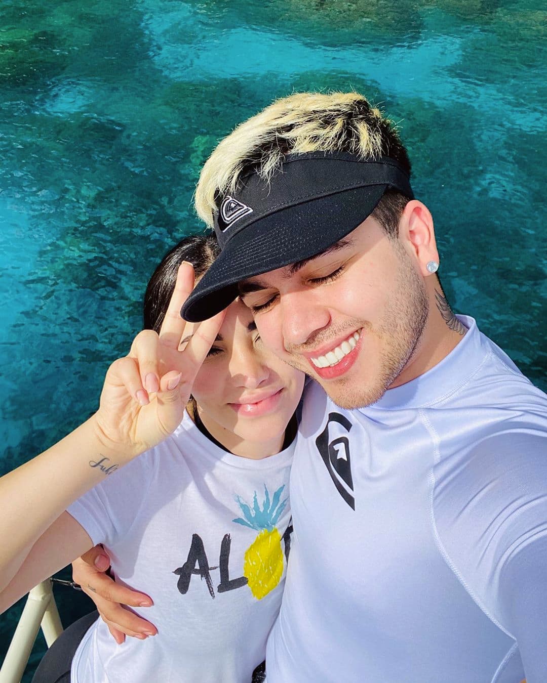 En dicho clip, el cantante confirmó que su relación con Kimberly estaba en pausa, pero desconoce si su amada lo va a perdonar. “Kimberly me pidió que me fuera, Kimberly me terminó… Yo sé que está cansada de mí, no creo que sea un tiempo, yo la conozco, nunca me había dicho algo así. Siento que algo murió en su corazón. Me duele pensar que no solo sea un tiempo, me decida quedarse sin mí. Me duele que esta historia termine así”, precisó, visiblemente triste y desanimado.