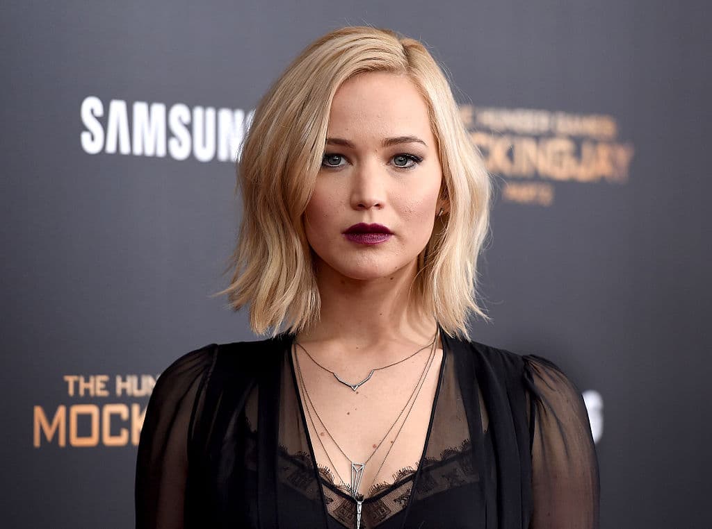 <b>Jennifer Lawrence</b> 
<br>Esta actriz originaria de Kentucky 
<a href="https://www.univision.com/entretenimiento/cine-y-series/los-famosos-de-hollywood-que-fueron-descubiertos-por-accidente-fotos">fue descubierta cuando solo tenía 14 años de edad</a>, pero no fue hasta el 2012 que saltó a la fama con su papel de Katniss Evergreen en 'The Hunger Games'.
<br>