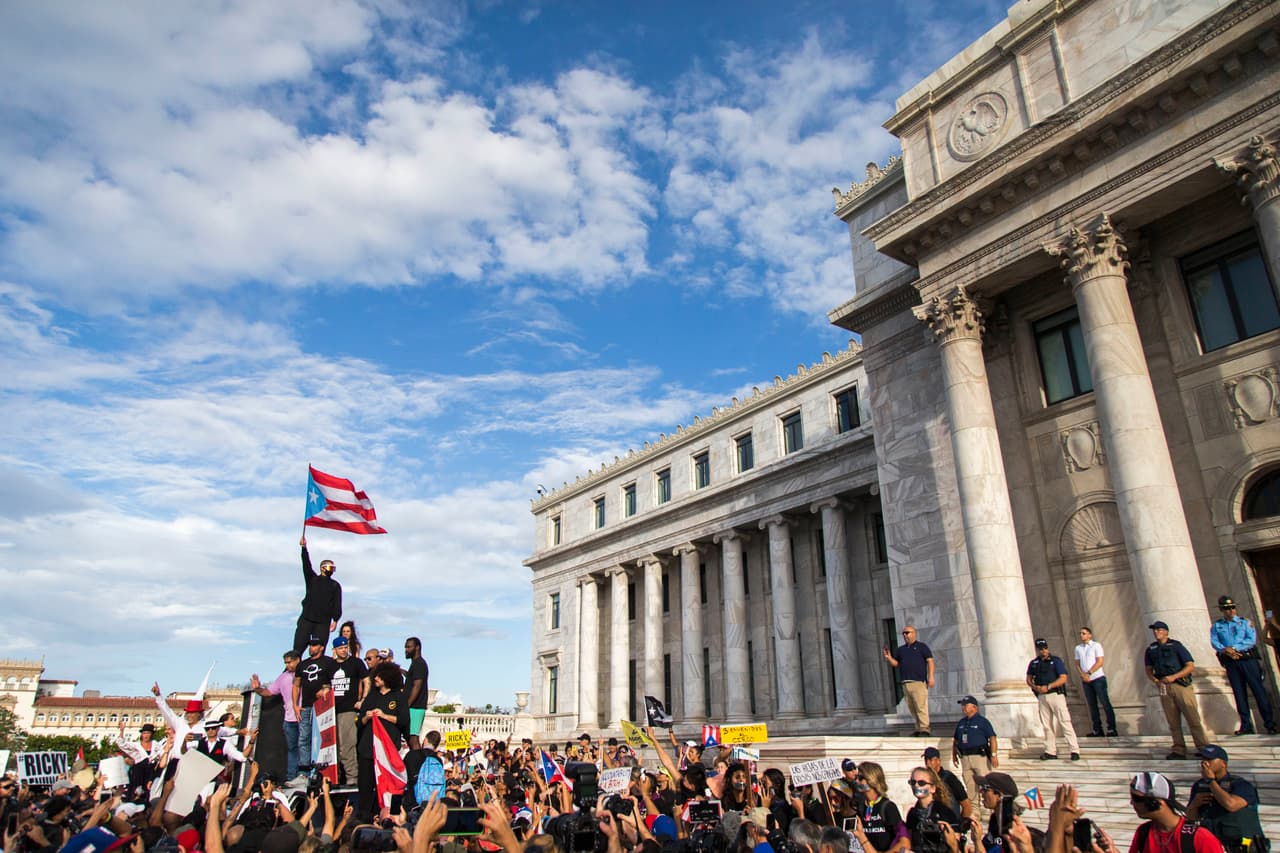 La protesta llegó a la sede del poder de Puerto Rico, donde los ciudadanos expresaron su descontento y exhortaron a Roselló a dejar el gobierno.