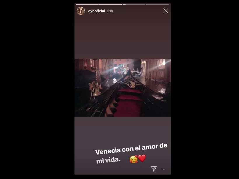 “Con el amor de mi vida”, indicó la conductora mexicana en una de sus historias de Instagram, que la muestran de paseo en una góndola por Venecia.