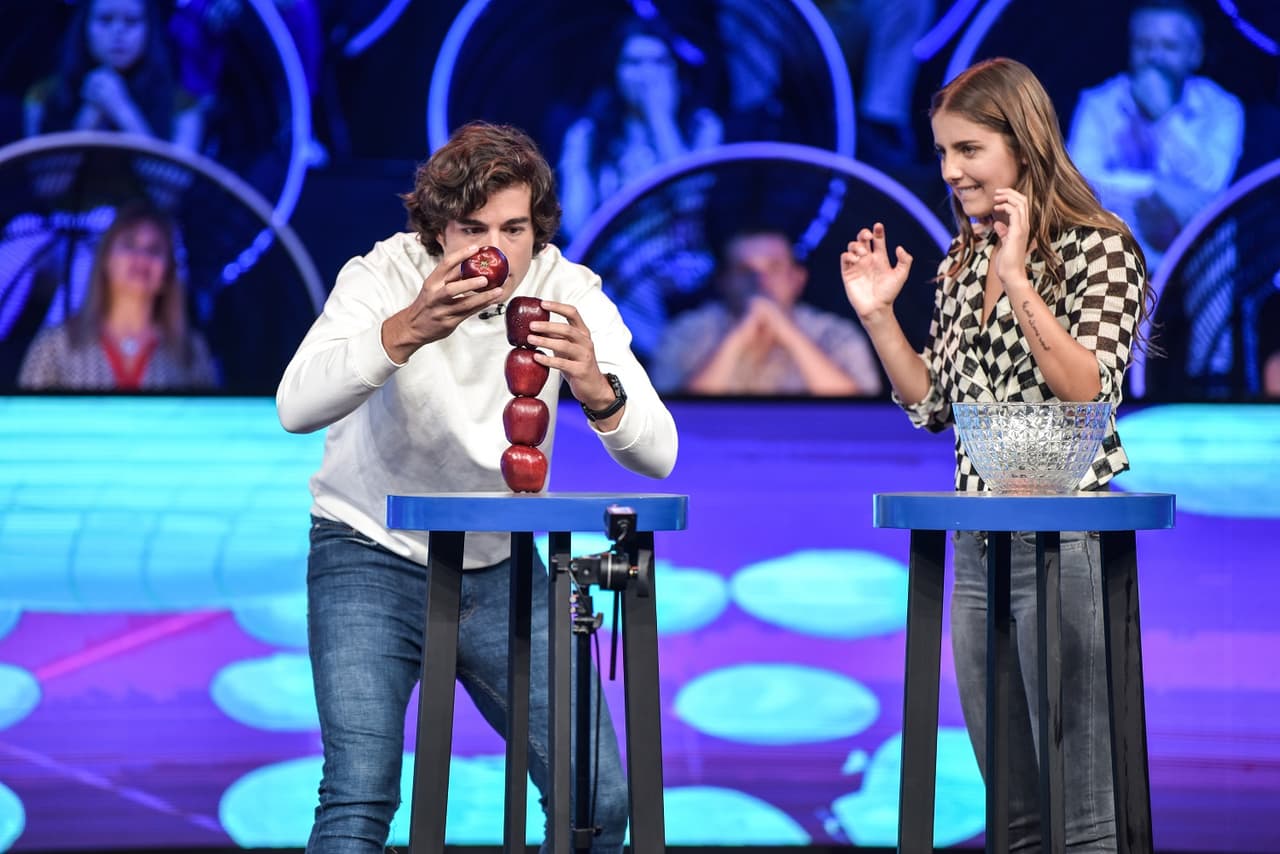 Danilo dejó claro que el equilibrio y la presión son características que domina, por lo que logró crear una torre de manzanas.