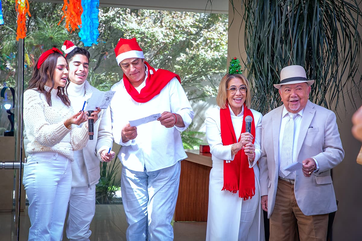 La productora Genoveva Martínez, además del elenco base conformado por Sergio Corona, Omar Fierro, Pepe Valdivieso y Nuria Gil fueron quienes dirigieron todo el evento.