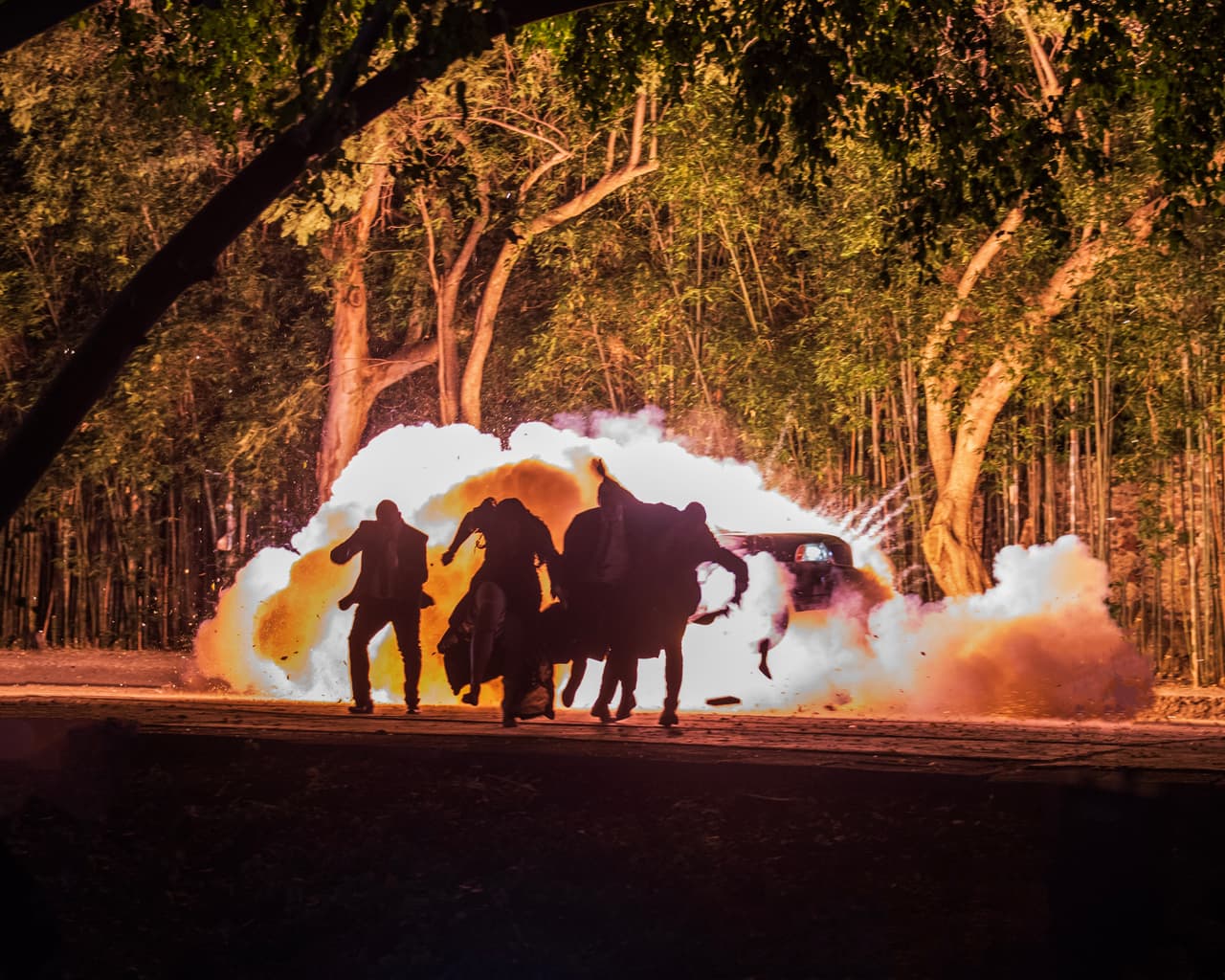 Todos salen huyendo y la explosión los impacta.