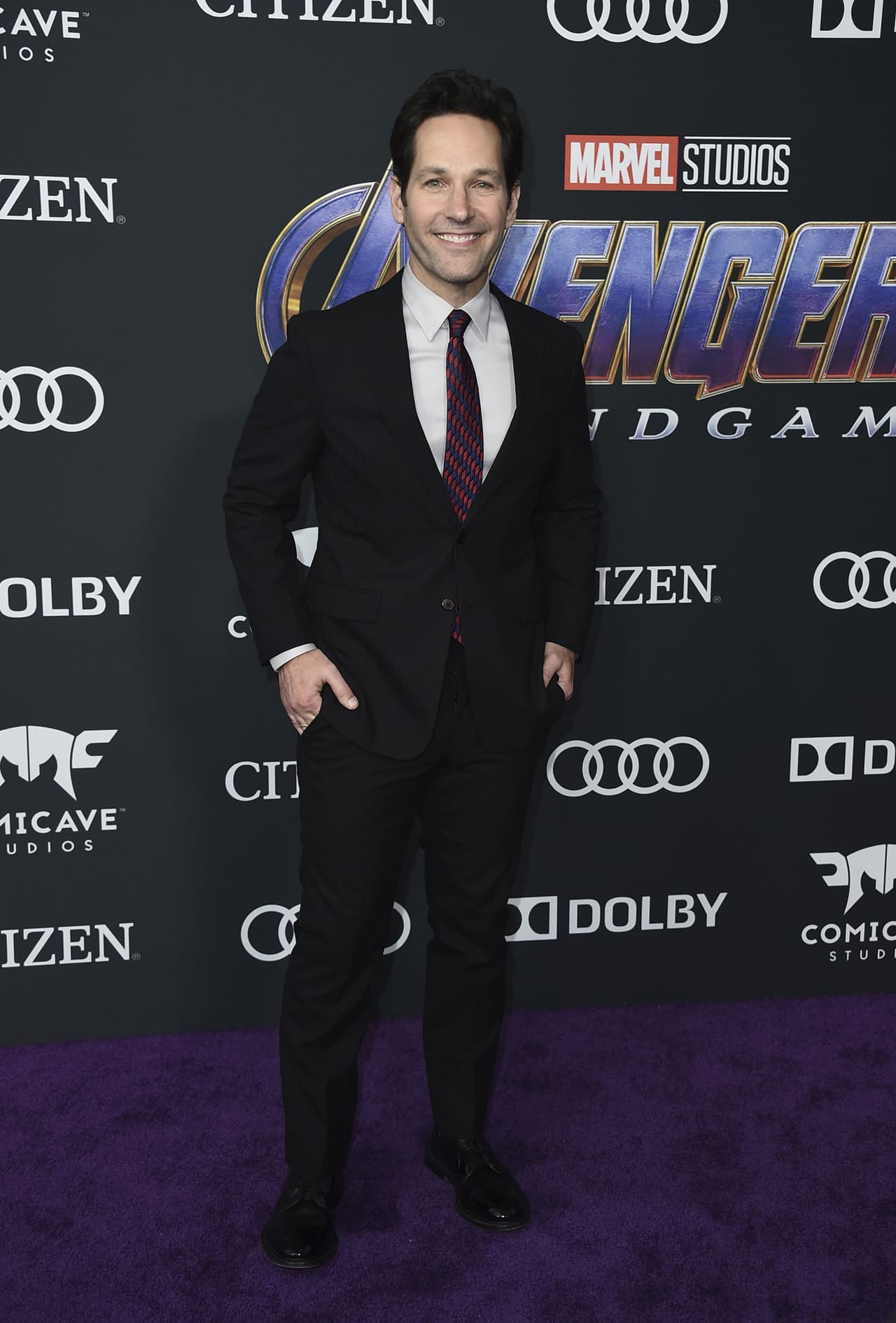Paul Rudd lució muy elegante con un traje negro que combinó con una corbata con rombos en azul y rojo.