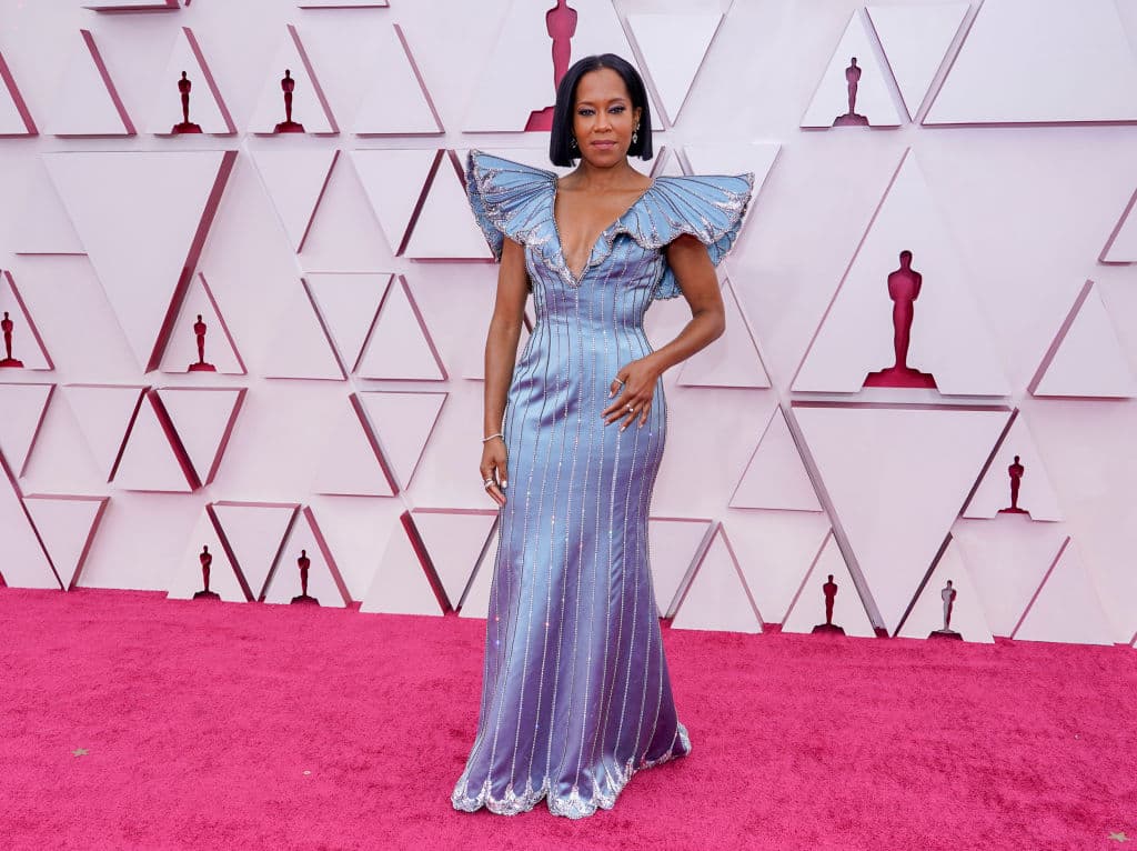 Regina King portó un elegante vestido azul cielo con magnas de ángel y decoraciones plateadas de la firma Louis Voitton.