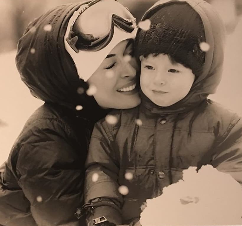 Mateo ha tenido la oportunidad de visitar diversas partes del mundo junto a su familia, por ello Galilea compartió esta emotiva imagen en la nieve.
