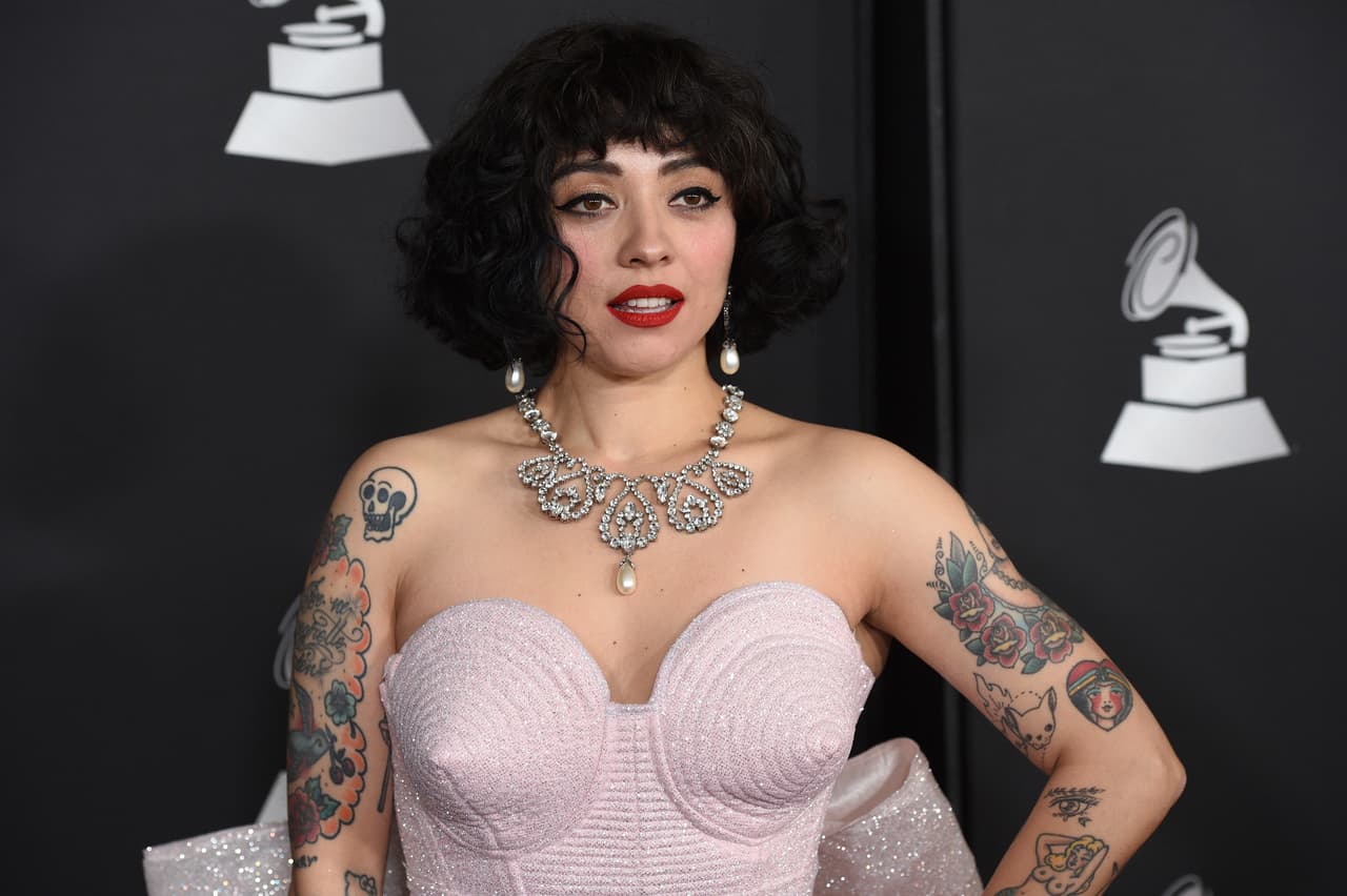 Mon Laferte protesta desnuda en los Latin Grammy