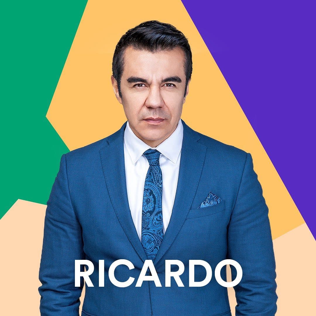En la dinámica de Las Estrellas Actor VS Personaje, el actor compartió que su frase para seducir es: “hola, que bonitos ojos tienes”, mientras que el de su personaje Ricardo es: “hola, me encantaría conocerte”.