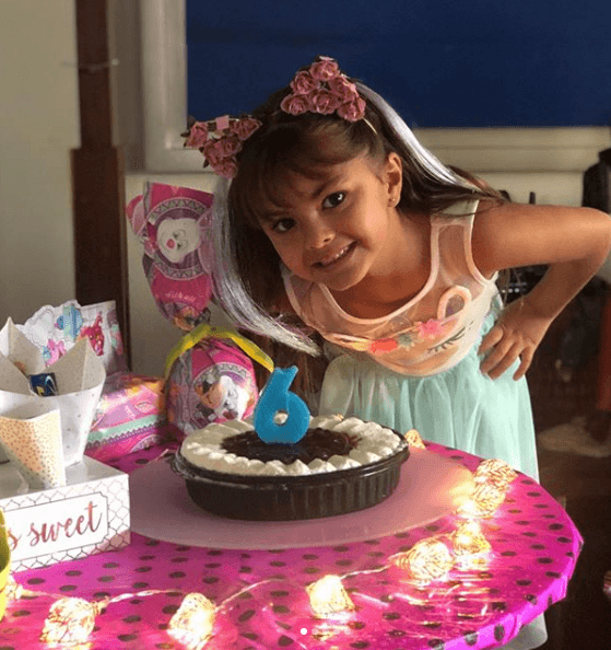 Rafaela Castro presumió su cumpleaños número 6 con un posteo en Instagram donde se aprecia frente a un pastel y rodeada de regalos.