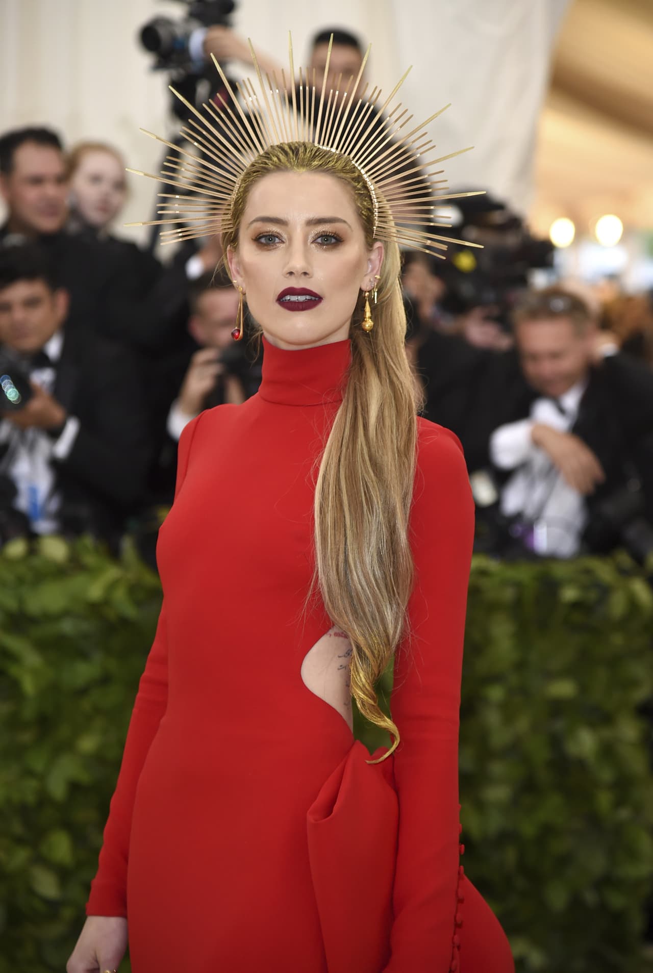Amber Heard, con ornamento tipo corona, llegó vestida por Carolina Herrera.