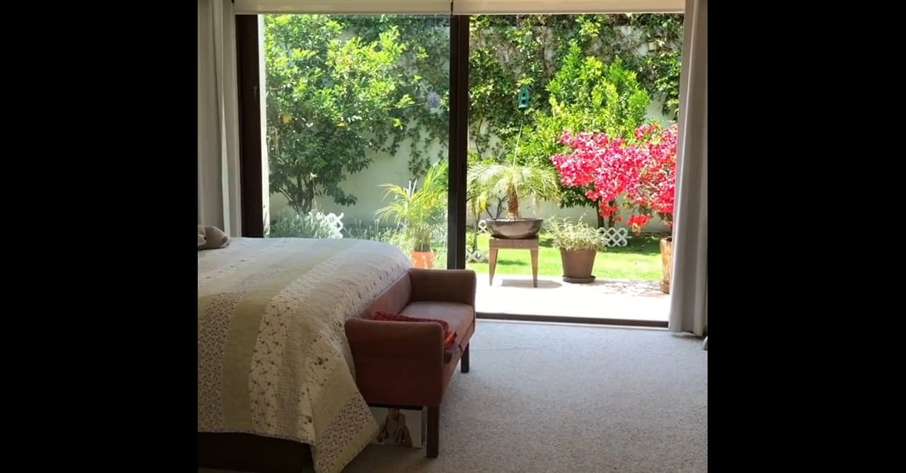 Hace unos días, la actriz compartió en su cuenta oficial de Instagram una serie de videos en los que mostró algunos rincones de su hogar, en específico su cuarto, donde se aprecia parte de su cama y al fondo la terraza que tiene para asolearse.