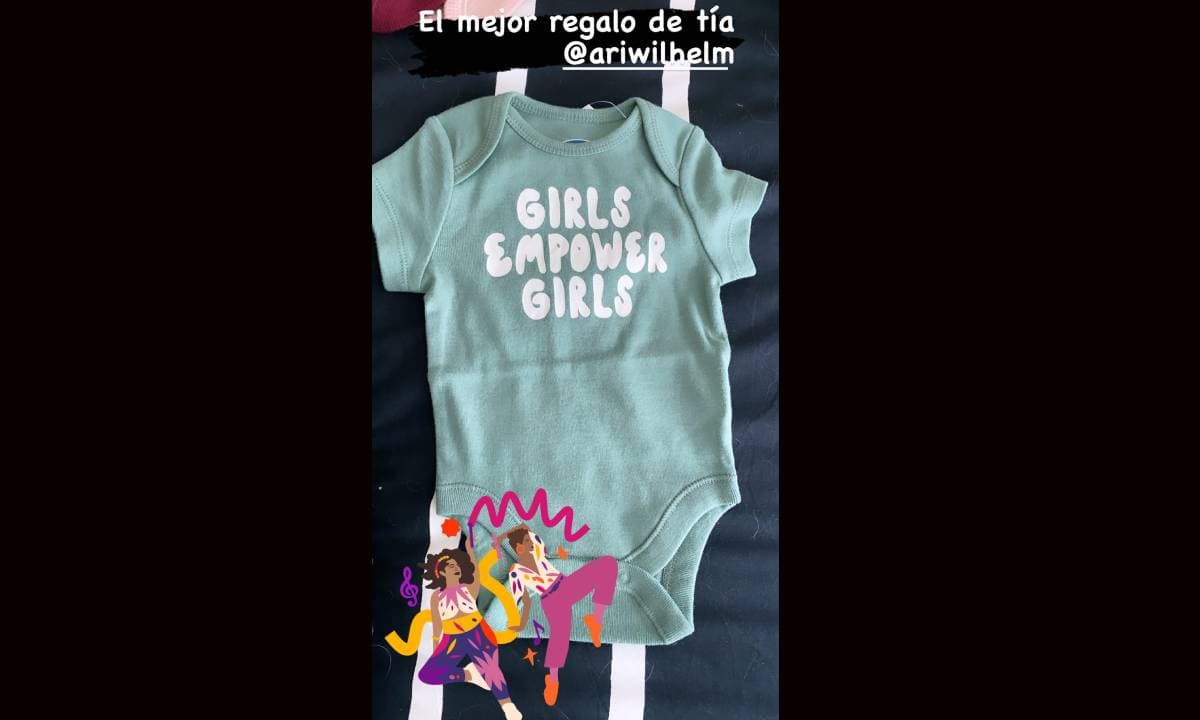 Natalia Téllez publica imagen del primer regalo que recibió su hija