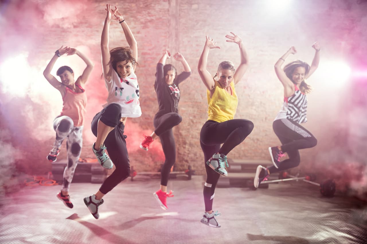 Apoyada en ritmos latinos, la zumba te ayuda a quemar calorías de forma divertida. Por esa razón te decimos 5 de sus principales beneficios: