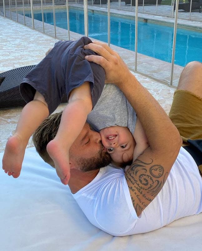 Mientras que el día 16 confesó que 
<b><a href="https://www.univision.com/famosos/ricky-martin-presume-hijo-renn-fotos">su hijo Renn</a></b> "hace conmigo lo que le da la gana".
<br>