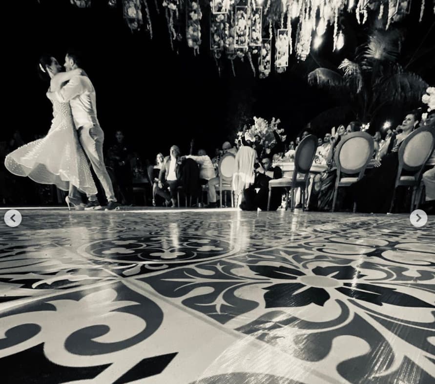 Para su primer baile como esposos, los actores eligieron la balada ‘Entra en mi vida’ de Sin Bandera, para continuar con un apasionado tango que dominaron a la perfección, dejando con la boca abierta a sus invitados, cerrando con ‘Esta noche’ de Mike Bahía y Greeicy, ‘Valió la pena’ de Marc Anthony y ‘Cásate conmigo’ de Silvestre Dangond y Nicky Jam.