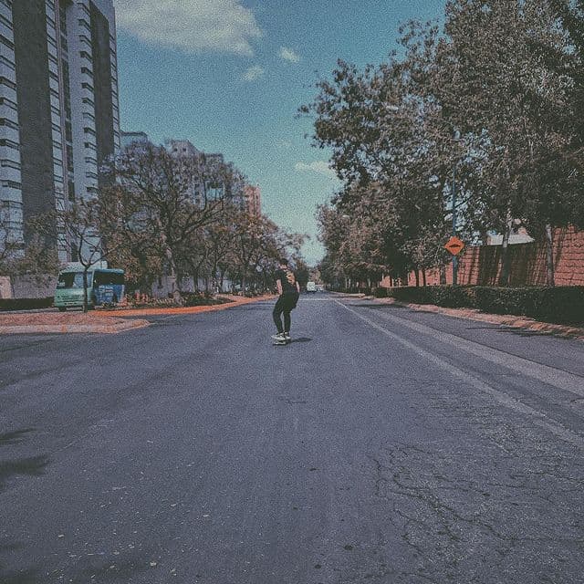En la ciudad, Nico Legarreta gusta de la patineta.