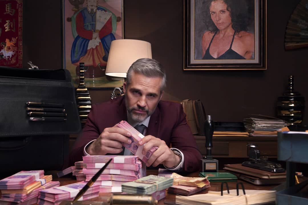Minutos más tarde compartió una imagen de ‘Diego Olivera’, interpretado por Juan Pablo Medina, sentando en un escritorio lleno de billetes. “¿Dudaban en dónde estaba el dinero?”, expresó el productor.