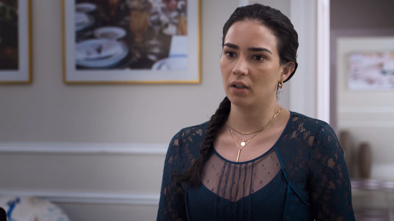 ‘Gabriela’ es una joven alegre que trabaja en una empresa de banquetes en compañía de sus hermanas ‘Elena’ (Eva Cedeño) e ‘Irene’ (Camila Selser).