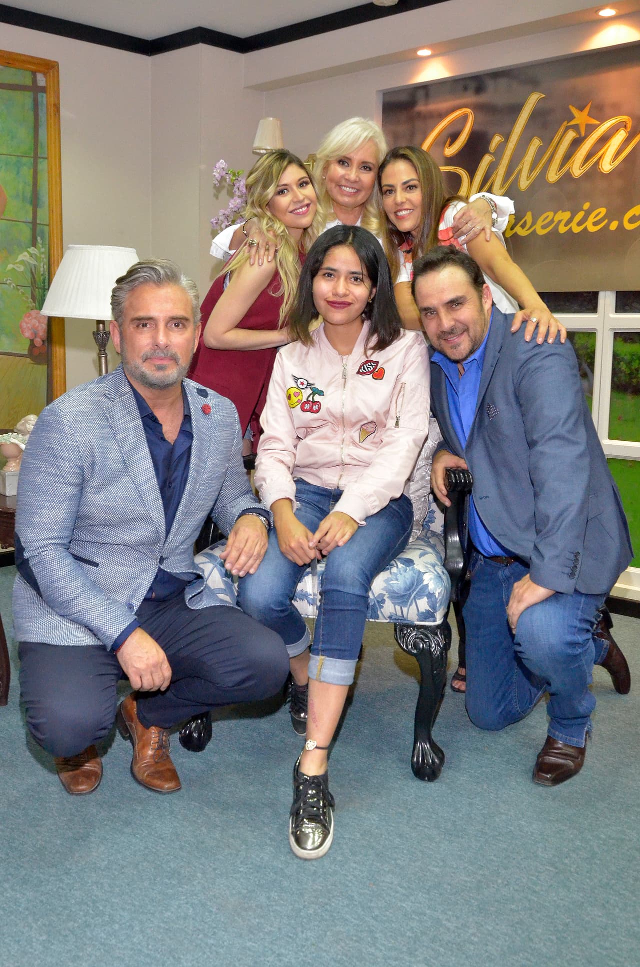 Carla Estrada, Nicole Vale, Adriana Nieto, Alberto Casanova y Harry Geithner inauguraron el set y convivieron con los asistentes a la presentación de Silvia Pinal frente a ti.