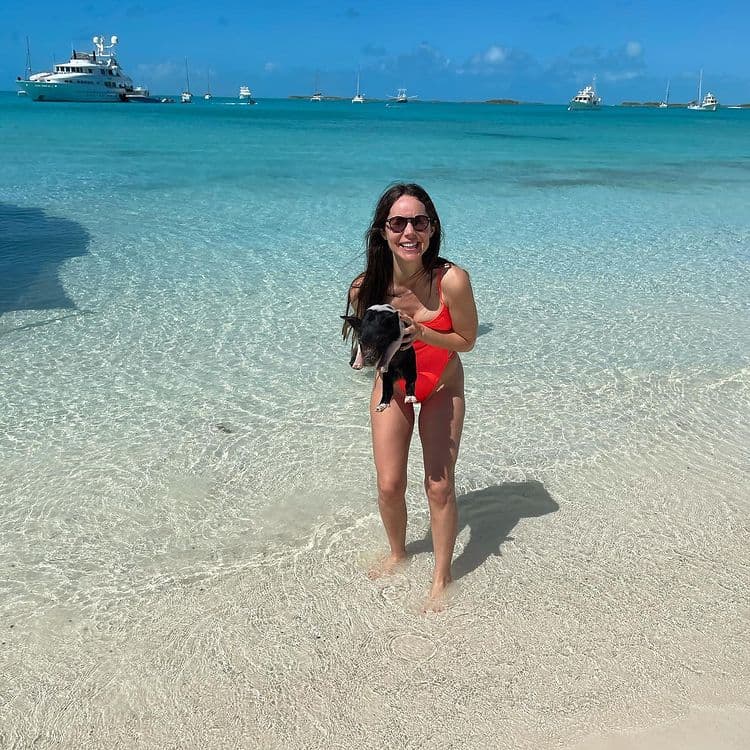 Fue tanta su emoción por estar de visita en este lugar que Camila Sodi no solo disfrutó de las aguas cristalinas, sino que aprovechó para convivir, cargar y fotografiarse con los pequeños ejemplares.