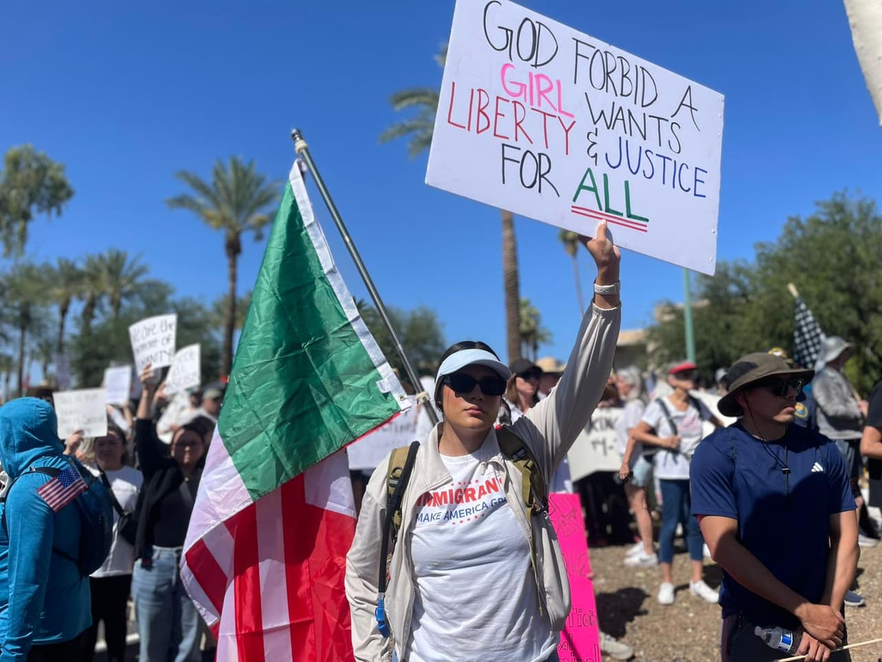 Imágenes de la protesta ‘No Kings’ en el Capitolio estatal de Arizona